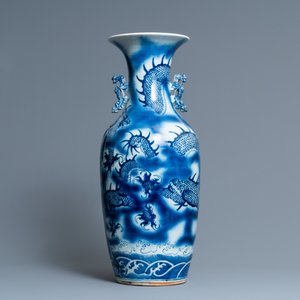 A Chinese blue and white 'dragon' vase, 19th C. — 照片 3