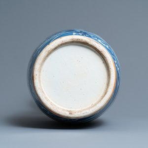 A Chinese blue and white 'dragon' vase, 19th C. — 照片 6