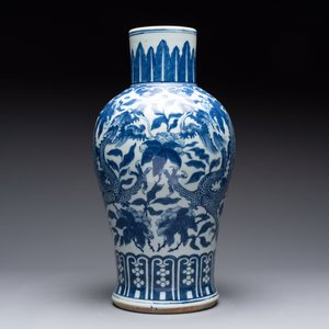 A Chinese blue and white 'dragon' vase, 19th C. — photo 2