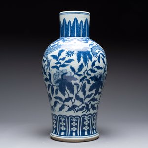 A Chinese blue and white 'dragon' vase, 19th C. — photo 4