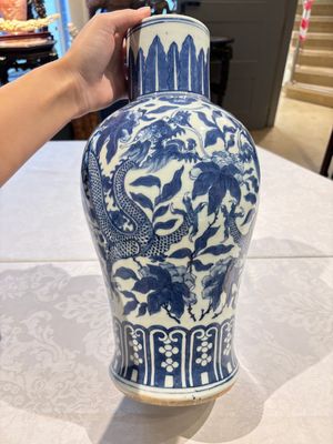 A Chinese blue and white 'dragon' vase, 19th C. — 照片 1