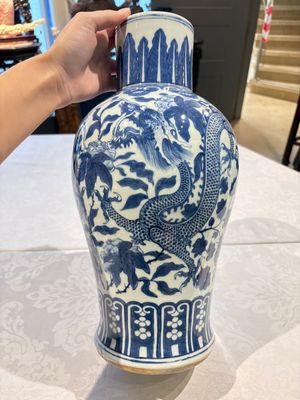 A Chinese blue and white 'dragon' vase, 19th C. — 照片 2
