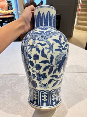 A Chinese blue and white 'dragon' vase, 19th C. — 照片 3