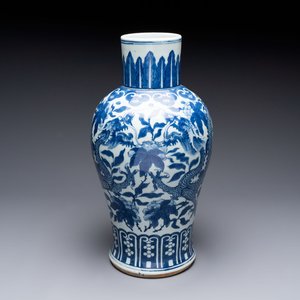 A Chinese blue and white 'dragon' vase, 19th C. — 照片 1