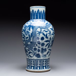 A Chinese blue and white 'dragon' vase, 19th C. — 照片 3