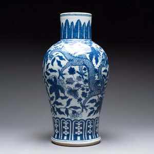 A Chinese blue and white 'dragon' vase, 19th C. — 照片 5