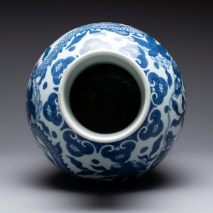 A Chinese blue and white 'dragon' vase, 19th C. — 照片 6