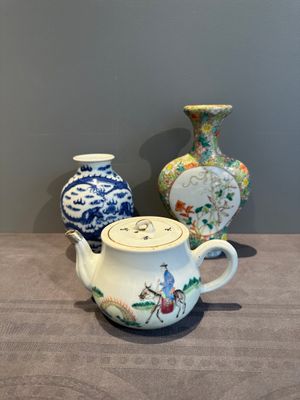 A Chinese blue and white 'dragon' vase, a famille rose 'millefleurs' vase and a teapot, Qianlong mark, 19/20th C. — photo 1