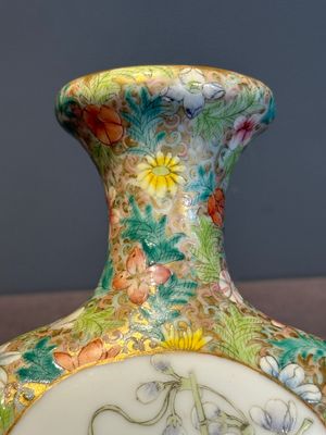 A Chinese blue and white 'dragon' vase, a famille rose 'millefleurs' vase and a teapot, Qianlong mark, 19/20th C. — photo 14