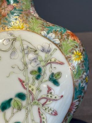 A Chinese blue and white 'dragon' vase, a famille rose 'millefleurs' vase and a teapot, Qianlong mark, 19/20th C. — photo 15