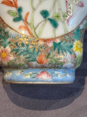 A Chinese blue and white 'dragon' vase, a famille rose 'millefleurs' vase and a teapot, Qianlong mark, 19/20th C. — photo 18