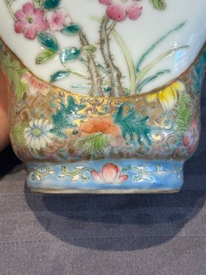 A Chinese blue and white 'dragon' vase, a famille rose 'millefleurs' vase and a teapot, Qianlong mark, 19/20th C. — photo 25