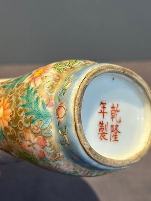 A Chinese blue and white 'dragon' vase, a famille rose 'millefleurs' vase and a teapot, Qianlong mark, 19/20th C. — photo 31