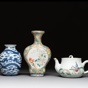 A Chinese blue and white 'dragon' vase, a famille rose 'millefleurs' vase and a teapot, Qianlong mark, 19/20th C. — photo 1