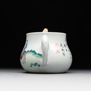 A Chinese blue and white 'dragon' vase, a famille rose 'millefleurs' vase and a teapot, Qianlong mark, 19/20th C. — photo 11