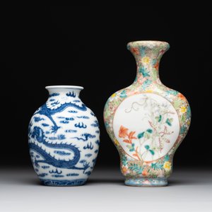 A Chinese blue and white 'dragon' vase, a famille rose 'millefleurs' vase and a teapot, Qianlong mark, 19/20th C. — photo 3