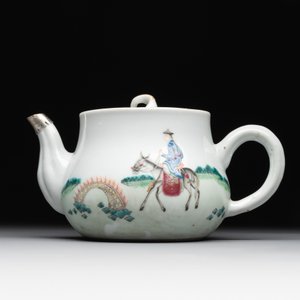 A Chinese blue and white 'dragon' vase, a famille rose 'millefleurs' vase and a teapot, Qianlong mark, 19/20th C. — photo 8