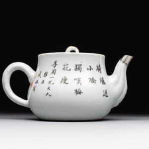 A Chinese blue and white 'dragon' vase, a famille rose 'millefleurs' vase and a teapot, Qianlong mark, 19/20th C. — photo 9