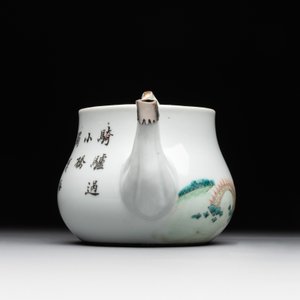 A Chinese blue and white 'dragon' vase, a famille rose 'millefleurs' vase and a teapot, Qianlong mark, 19/20th C. — photo 10