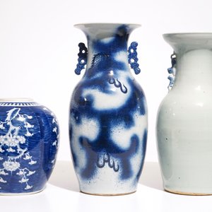 A Chinese blue and white dragon vase, a floral vase and a ginger jar, 19th C. — photo 3