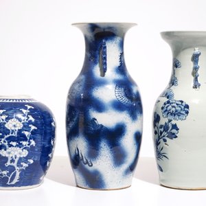 A Chinese blue and white dragon vase, a floral vase and a ginger jar, 19th C. — photo 4