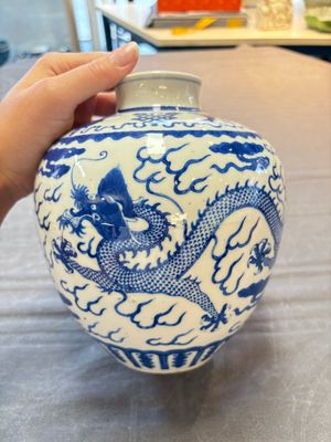 A Chinese blue and white 'dragon' vase, Kangxi mark, 19th C. — photo 1