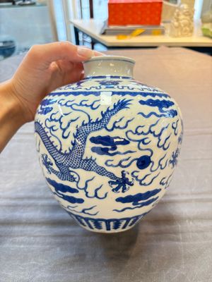A Chinese blue and white 'dragon' vase, Kangxi mark, 19th C. — photo 2