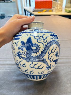 A Chinese blue and white 'dragon' vase, Kangxi mark, 19th C. — photo 3