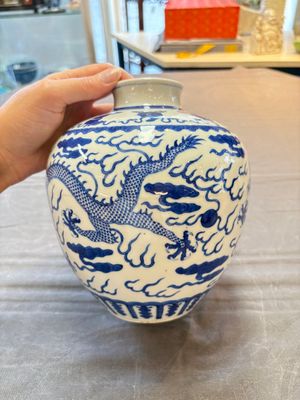 A Chinese blue and white 'dragon' vase, Kangxi mark, 19th C. — photo 4