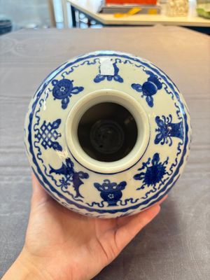 A Chinese blue and white 'dragon' vase, Kangxi mark, 19th C. — photo 5