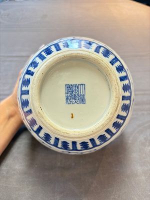 A Chinese blue and white 'dragon' vase, Kangxi mark, 19th C. — photo 6