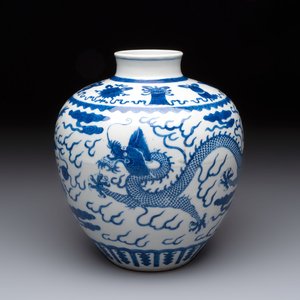 A Chinese blue and white 'dragon' vase, Kangxi mark, 19th C. — photo 1
