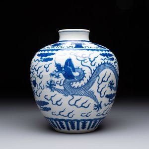A Chinese blue and white 'dragon' vase, Kangxi mark, 19th C. — photo 2