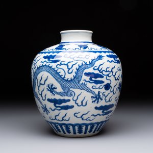 A Chinese blue and white 'dragon' vase, Kangxi mark, 19th C. — photo 3