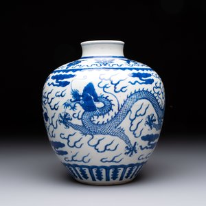A Chinese blue and white 'dragon' vase, Kangxi mark, 19th C. — photo 4