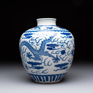 A Chinese blue and white 'dragon' vase, Kangxi mark, 19th C. — photo 5