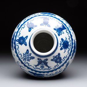 A Chinese blue and white 'dragon' vase, Kangxi mark, 19th C. — photo 6