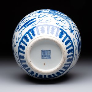 A Chinese blue and white 'dragon' vase, Kangxi mark, 19th C. — photo 7