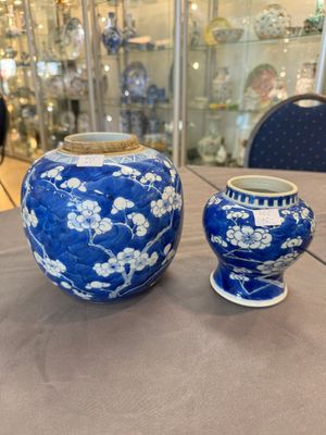A Chinese blue and white 'dragon' vase, one jar mounted as lamp, two jars and a plate, Chenghua mark, 19th C. — foto 1