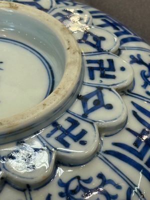 A Chinese blue and white 'dragon' vase, one jar mounted as lamp, two jars and a plate, Chenghua mark, 19th C. — foto 12