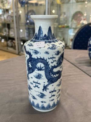 A Chinese blue and white 'dragon' vase, one jar mounted as lamp, two jars and a plate, Chenghua mark, 19th C. — foto 13