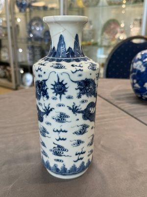 A Chinese blue and white 'dragon' vase, one jar mounted as lamp, two jars and a plate, Chenghua mark, 19th C. — foto 14