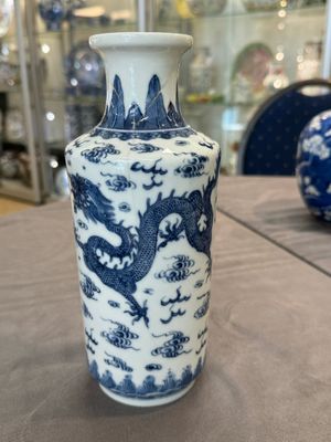A Chinese blue and white 'dragon' vase, one jar mounted as lamp, two jars and a plate, Chenghua mark, 19th C. — foto 15