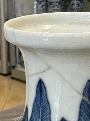 A Chinese blue and white 'dragon' vase, one jar mounted as lamp, two jars and a plate, Chenghua mark, 19th C. — foto 16