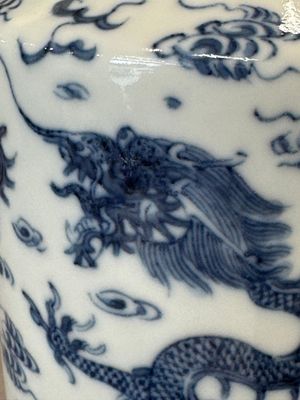 A Chinese blue and white 'dragon' vase, one jar mounted as lamp, two jars and a plate, Chenghua mark, 19th C. — foto 18