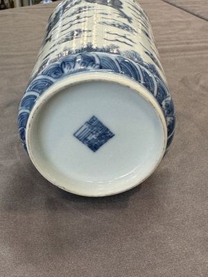A Chinese blue and white 'dragon' vase, one jar mounted as lamp, two jars and a plate, Chenghua mark, 19th C. — foto 19