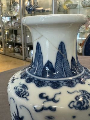 A Chinese blue and white 'dragon' vase, one jar mounted as lamp, two jars and a plate, Chenghua mark, 19th C. — foto 20