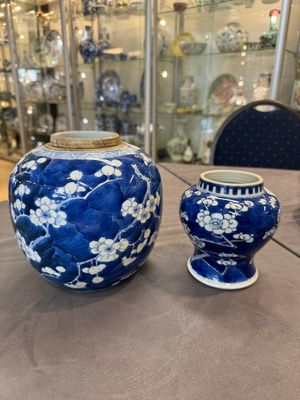 A Chinese blue and white 'dragon' vase, one jar mounted as lamp, two jars and a plate, Chenghua mark, 19th C. — foto 2
