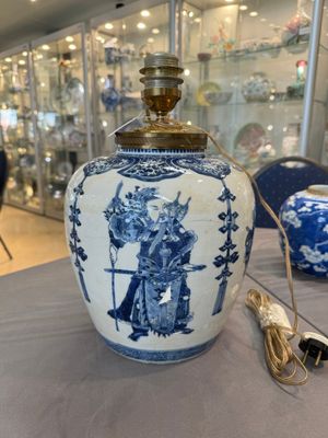 A Chinese blue and white 'dragon' vase, one jar mounted as lamp, two jars and a plate, Chenghua mark, 19th C. — foto 21