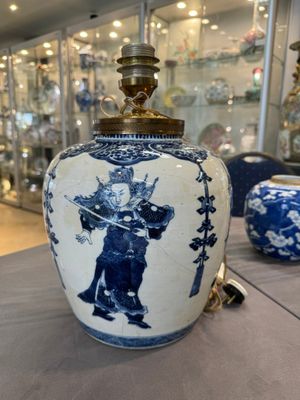 A Chinese blue and white 'dragon' vase, one jar mounted as lamp, two jars and a plate, Chenghua mark, 19th C. — foto 22